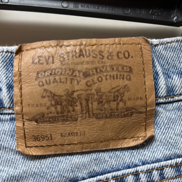 🎉HP🎉 Levi’s 950 distressed Jean shorts, size 12 - Picture 3 of 5